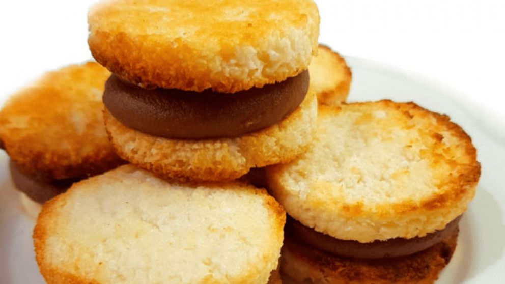 Postres que enamoran: alfajores caseros con un toque irresistible de coco y dulce cremoso.