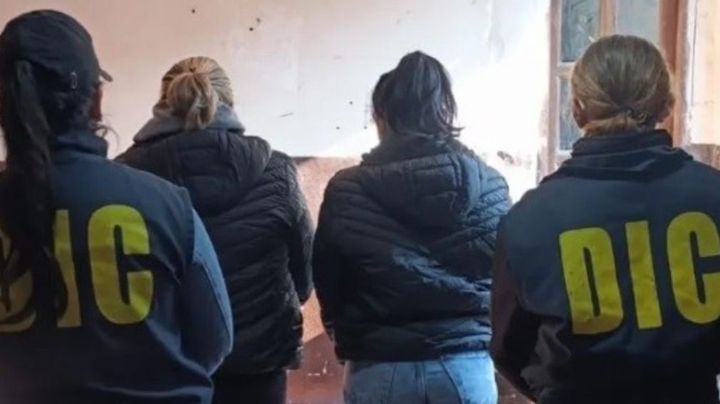 Tras un allanamiento, las mujeres fueron detenidas por efectivos de la Policía.