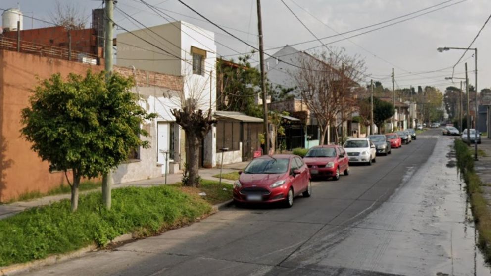 Ac�, en este vecindario, se produjo el doble homicidio.