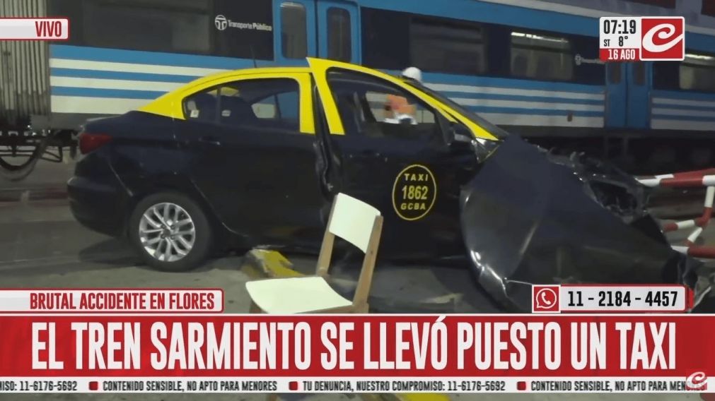 Un taxista quiso cruzar las vías con barrera baja, fue embestido por el tren y se salvó de milagro: la Línea Sarmiento, sin servicio