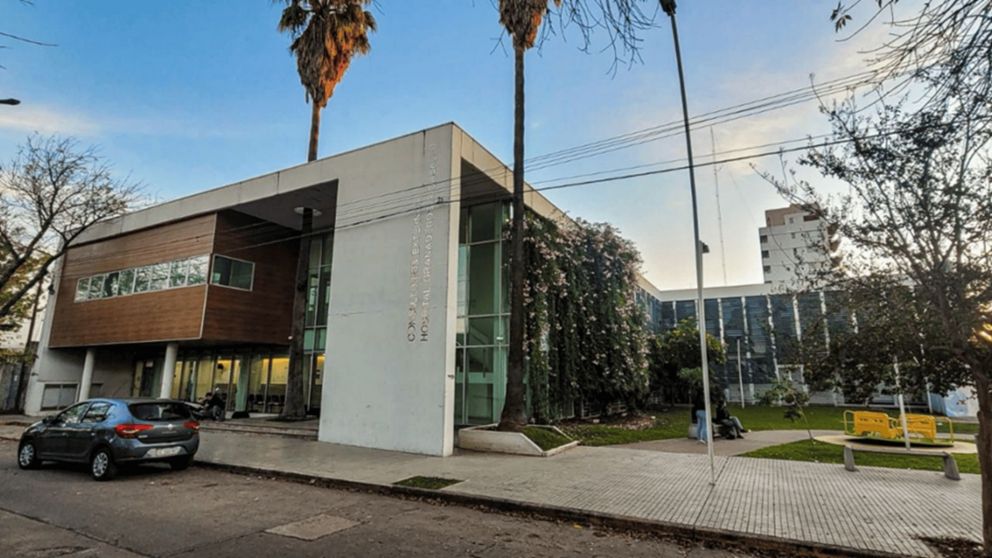 La víctima tuvo que ser trasladada de urgencia al Hospital Granaderos a Caballo.