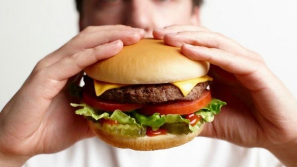 Tiene el récord mundial de comer más hamburguesas en toda la historia: cuál es el escandaloso número y cómo es su “saludable” dieta