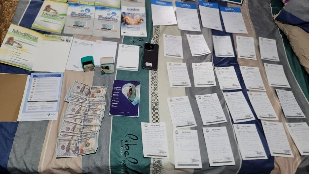 Durante los procedimientos, se incautaron 35 recetas sueltas y dólares falsos.