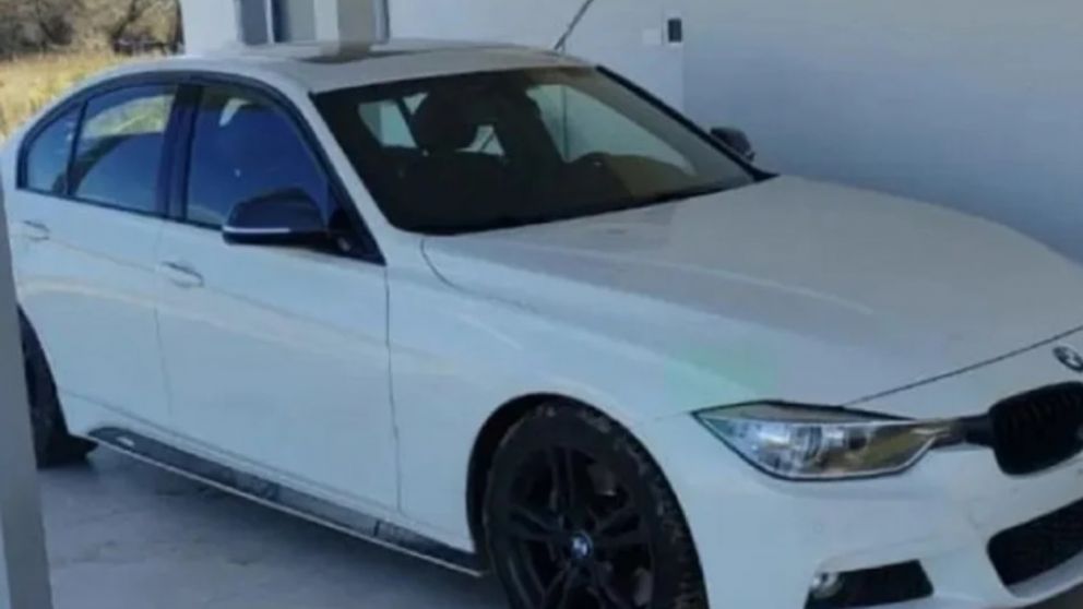 El hombre tenía escondido el vehículo en el patio de su casa.