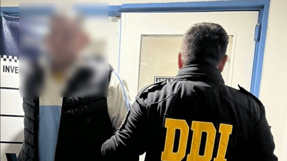 Este es el sujeto que fue aprehendido por los investigadores policiales.