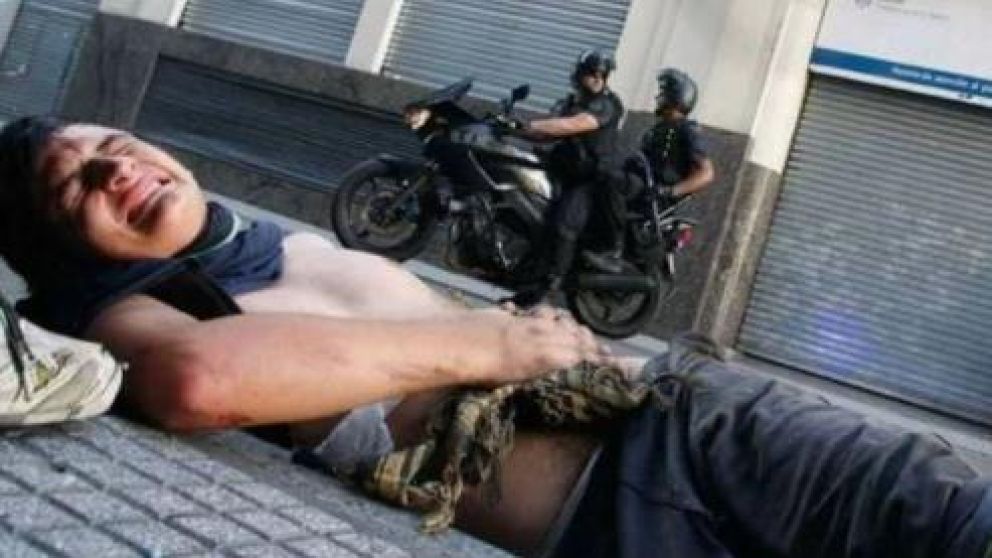 El cartonero luego de que Dante Barisone lo atropellara.