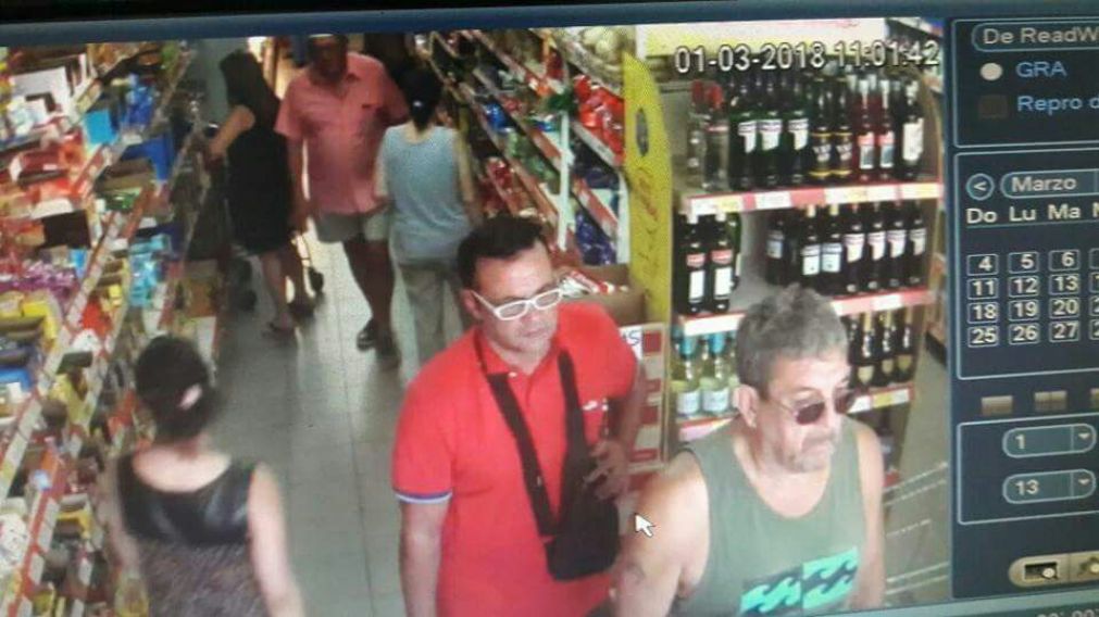 Las c�maras del supermercado registraron el momento del robo.