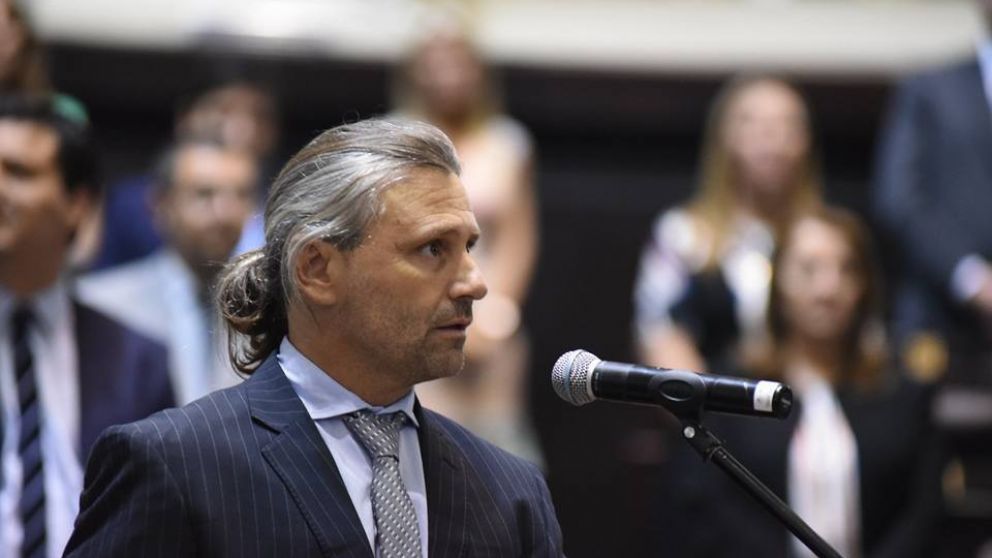 El momento en que el ex piloto juró como diputado. (Archivo)