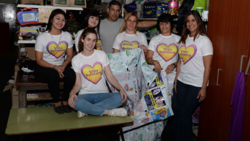 Vida Solidaria entrega bolsas de dormir a personas en situación de calle.