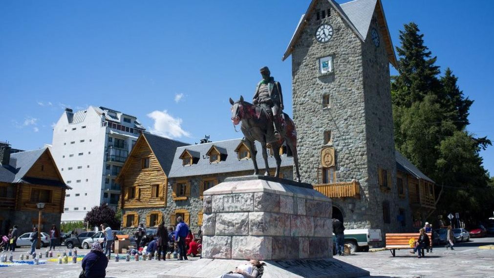 Tuvieron sexo frente al Centro Cívico de Bariloche y acabaron detenidos