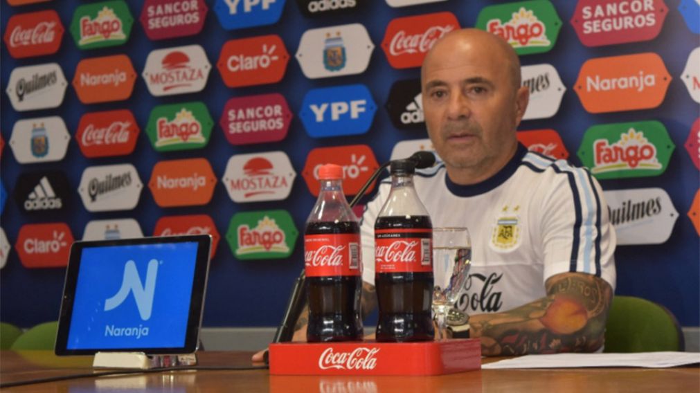 Sampaoli, en el predio de AFA en Ezeiza informando la lista de convocados. (@Argentina)