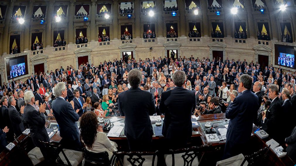 El recinto de pie recordando a los 44 tripulantes. (Presidencia de la Nación)