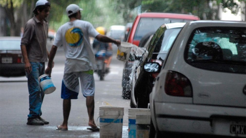 Le dej� las llaves del auto al "trapito" y se lo terminaron robando