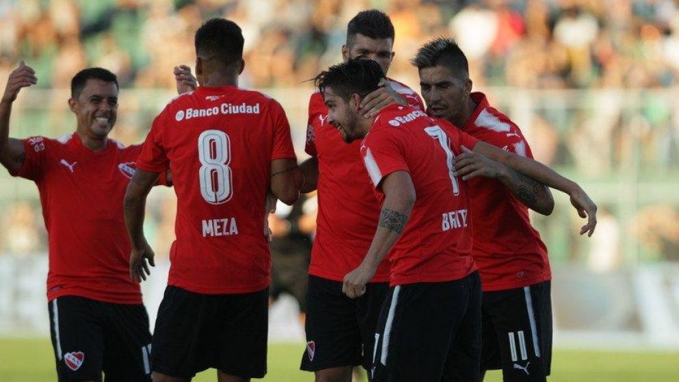 El equipo de Holan festeja uno de los tantos de la goleada (Infierno Rojo).