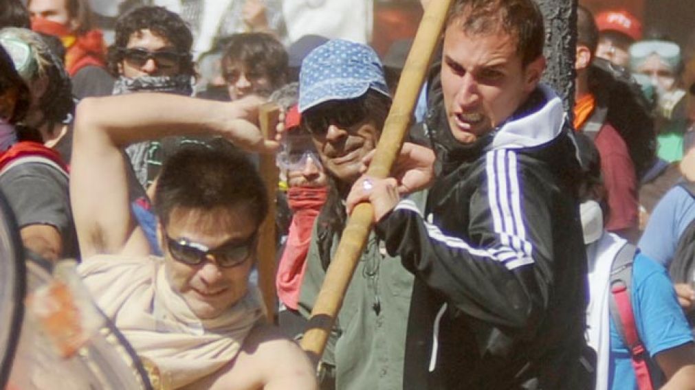 Los militantes del PO, Arakaki y Ponce, en pleno enfrentamiento con la policía en el Congreso