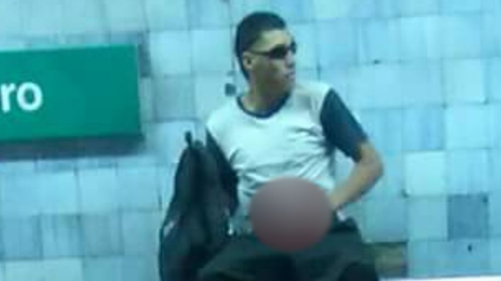 Este es el hombre que le mostró su pene a una mujer en el subte. (Captura de video)