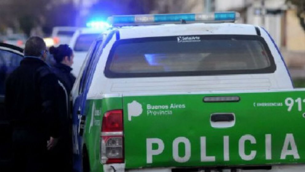 Los servidores públicos se disponen a trasladar al individuo apresado en el barrio Obrero.