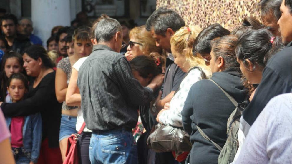 Familiares, amigos y allegados a Camila despiden sus restos. (laverdadonline.com)
