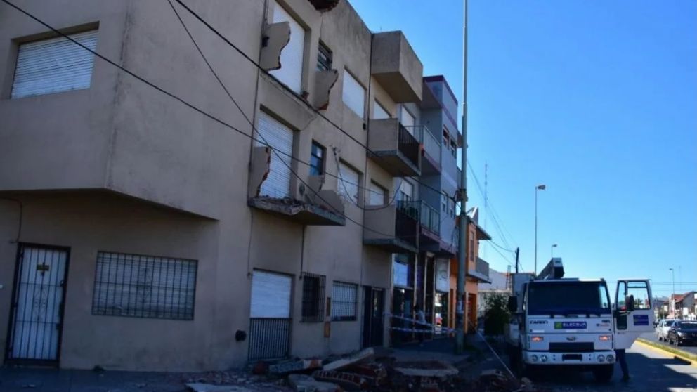 Los balcones cayeron sobre una parada de colectivo.