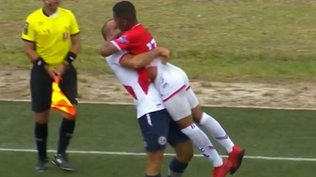 Los dos jugadores de la liga peruana a los besos. (Twitter)