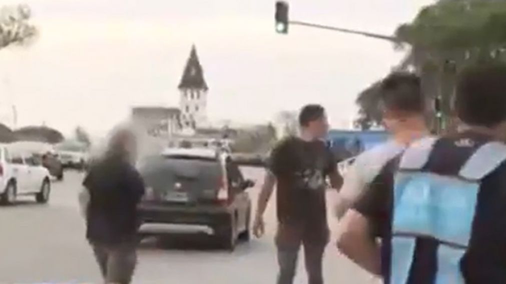 Momento en el que la policía persigue a un dealer. (Captura de video)