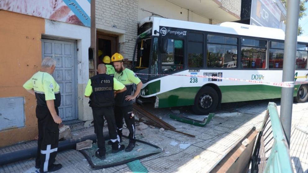 El transporte se incrustó en una vivienda luego de una discusión con un borracho..
