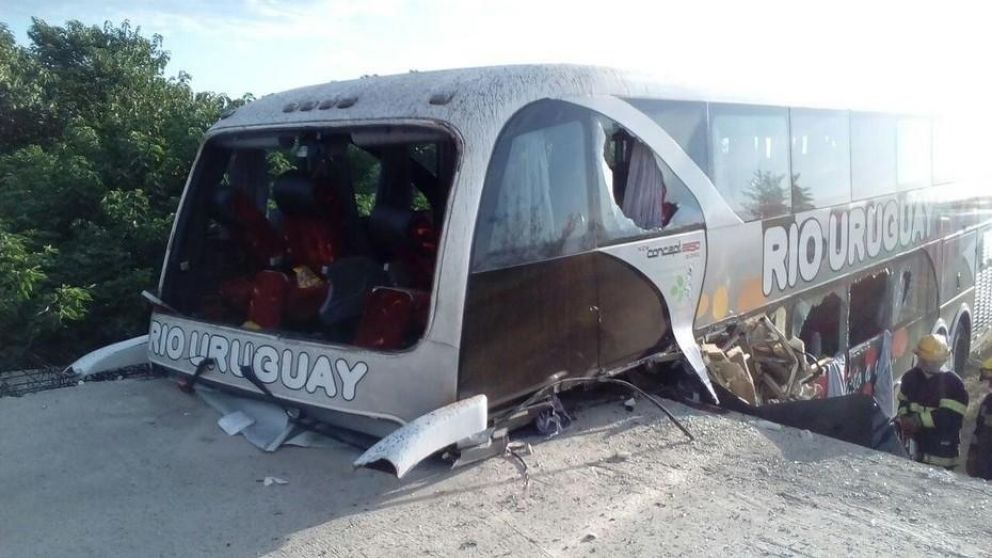 3 muertos al chocar micro que trasladaba a equipo de fútbol infantil