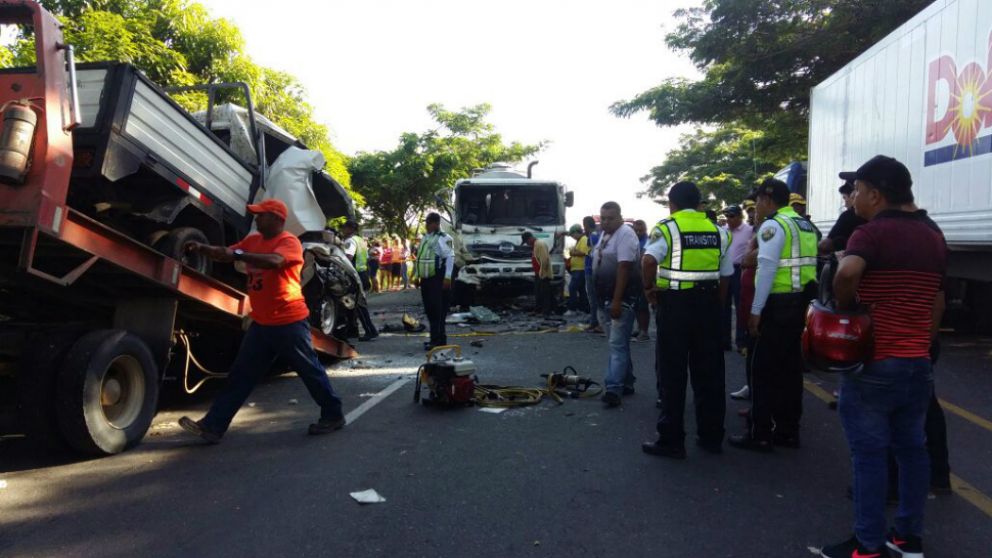 Policía y bomberos trabajando en el lugar del choque (@testigomovil).