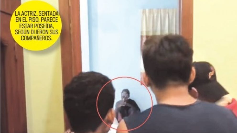 La actriz, sentada en el piso, parece estar poseída según dijeron sus compañeros.