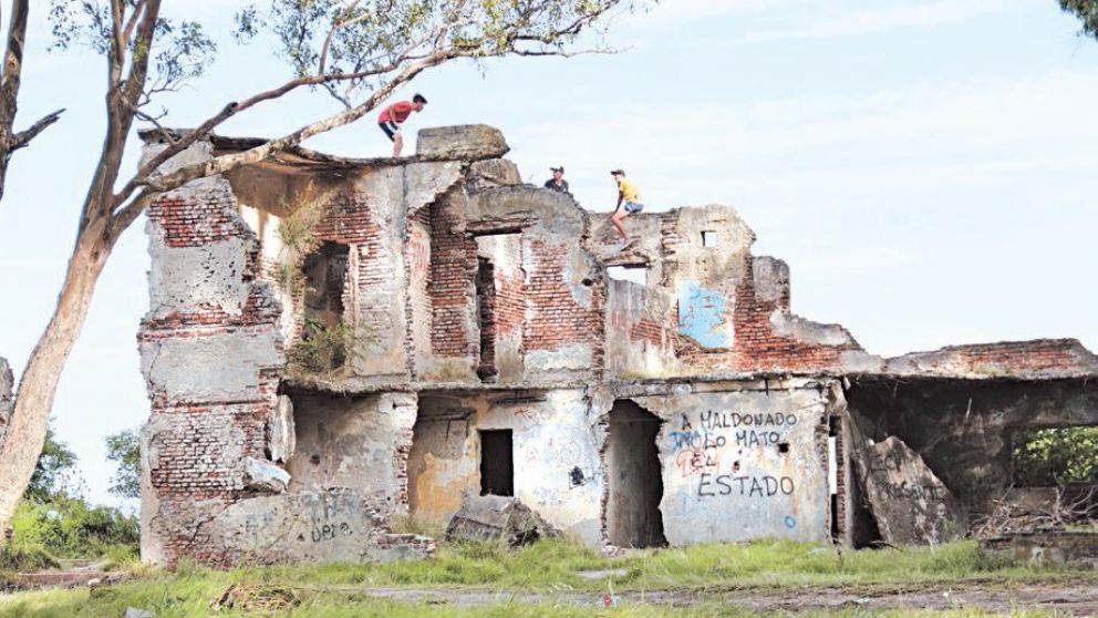 El hotel, o lo que va quedando de la estructura tras ser abandonado.