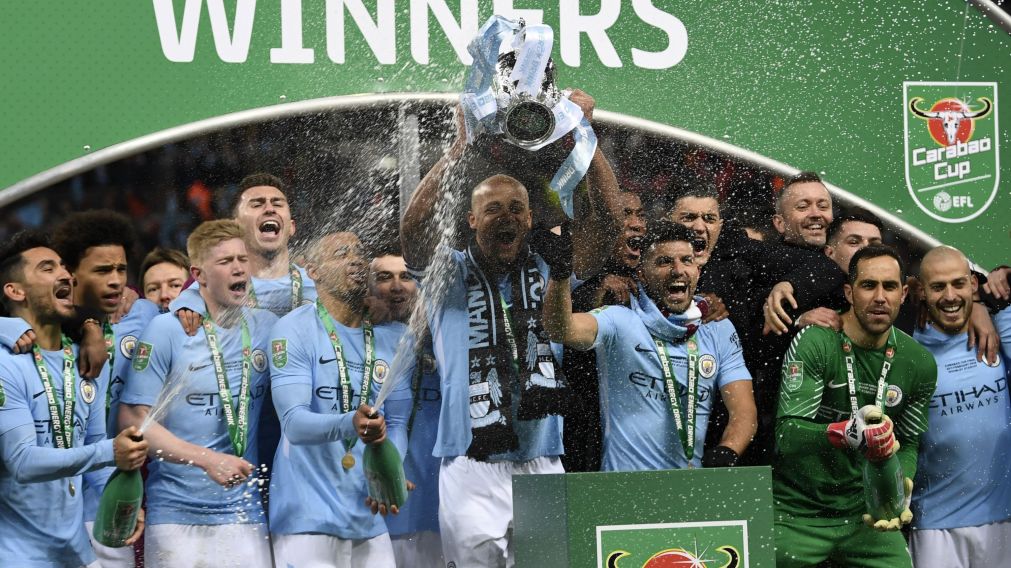 El Manchester City levanta la Copa de la Liga