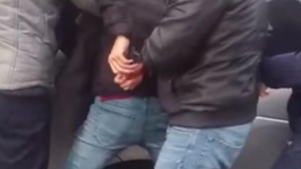 Fingieron estar muertos para evitar que su hijo los mate