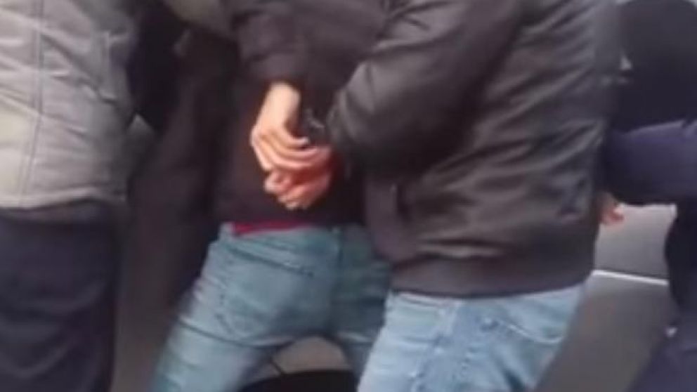 Fingieron estar muertos para evitar que su hijo los mate