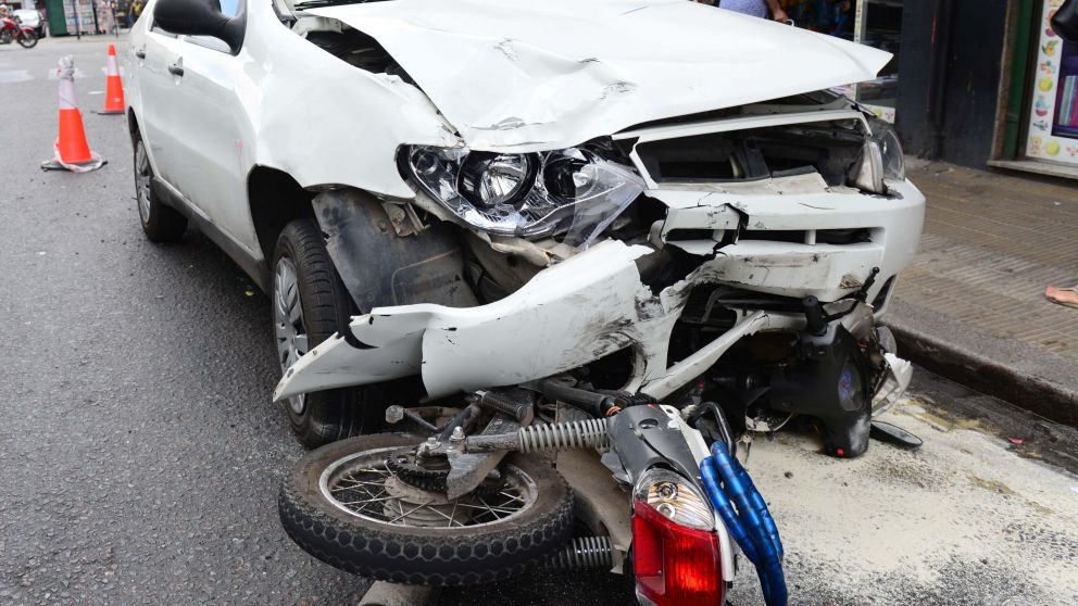 El rodado impactó frontalmente con la moto. (Crónica-Adrián Sacchero)