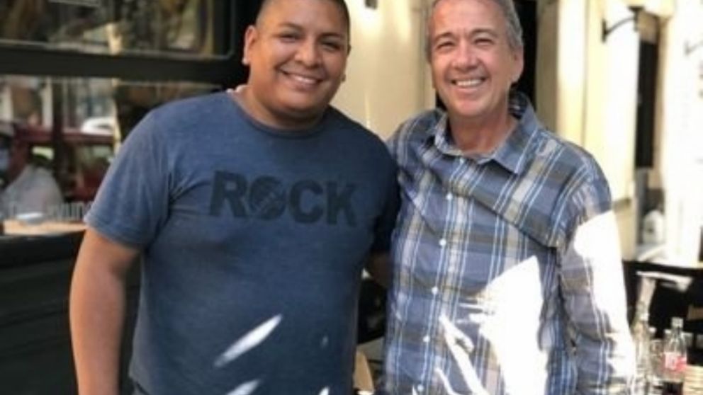 Chocobar junto a Frank Joseph Wolek, el turista apuñalado.