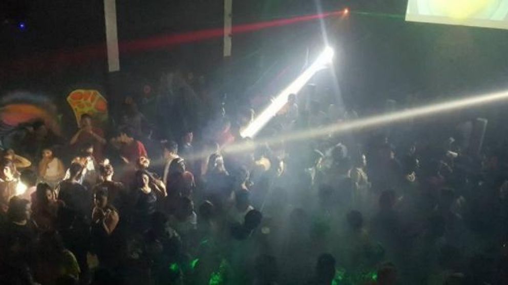 Polémica en boliche: morochas pagan, rubias no