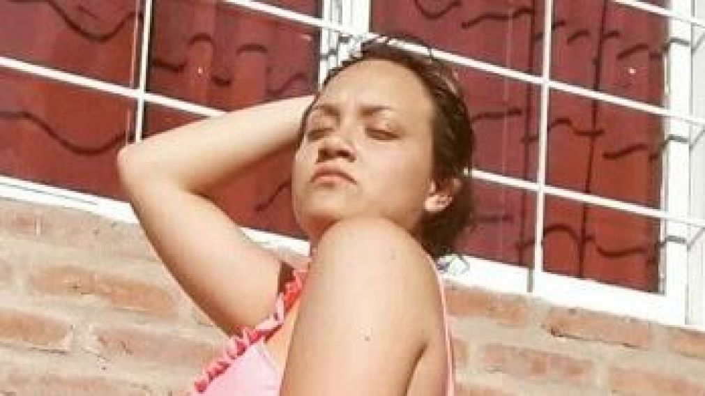 Escándalo por prefecturiana hot que baila "Dura" en bikini