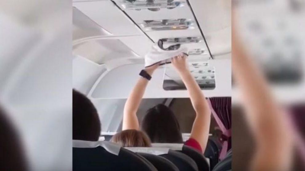 Desubicada secó bombacha en pleno vuelo y acabó escrachada