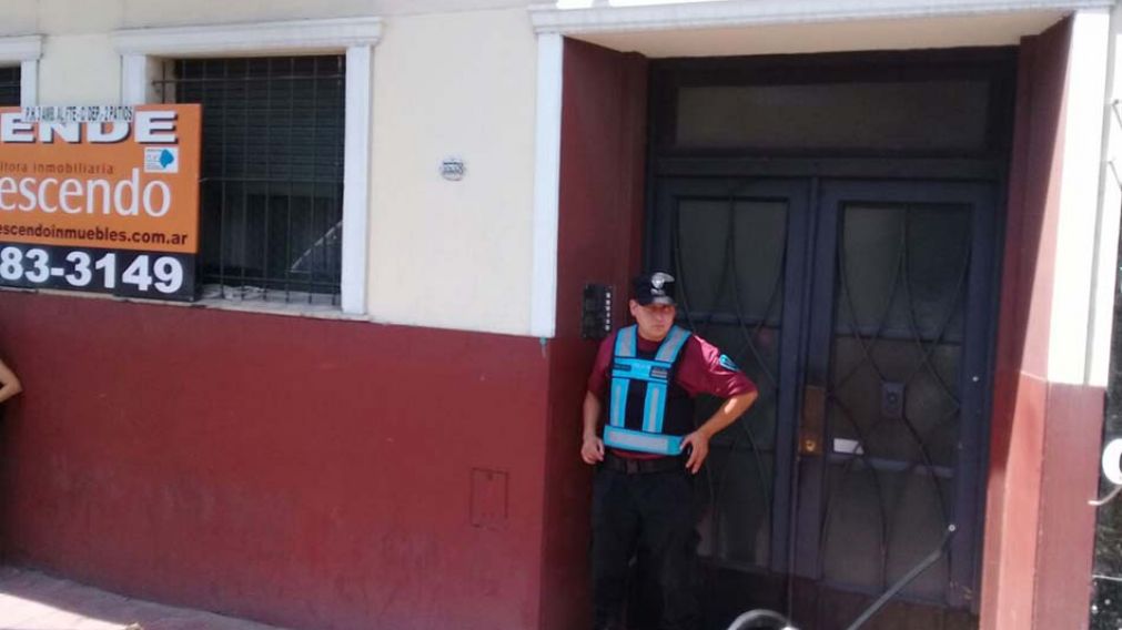 En esta vivienda sobre la avenida Juan B. Justo hallaron los cuerpos. (Diario Crónica)