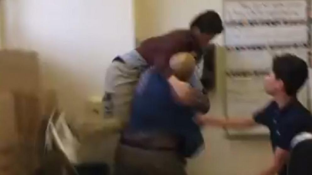 Un profesor perdió la cabeza por una caja de chocolates. (Captura)