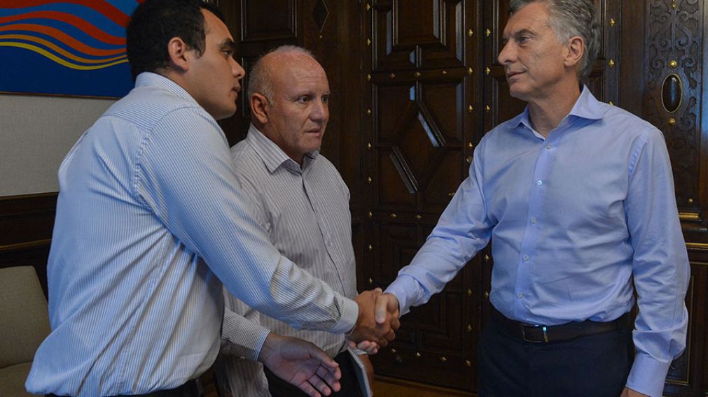 La familia del cadete Garay, fallecido en La Rioja, junto a Macri. (Presidencia de la Naci�n)