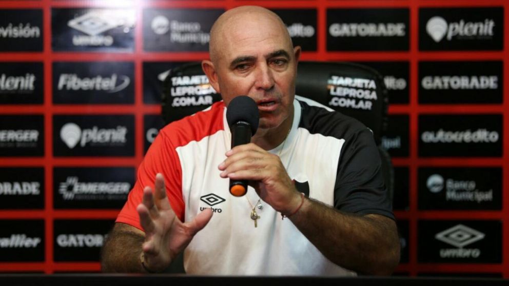 El entrenador recibió fuertes insultos de parte de la dirigencia. (Twitter)