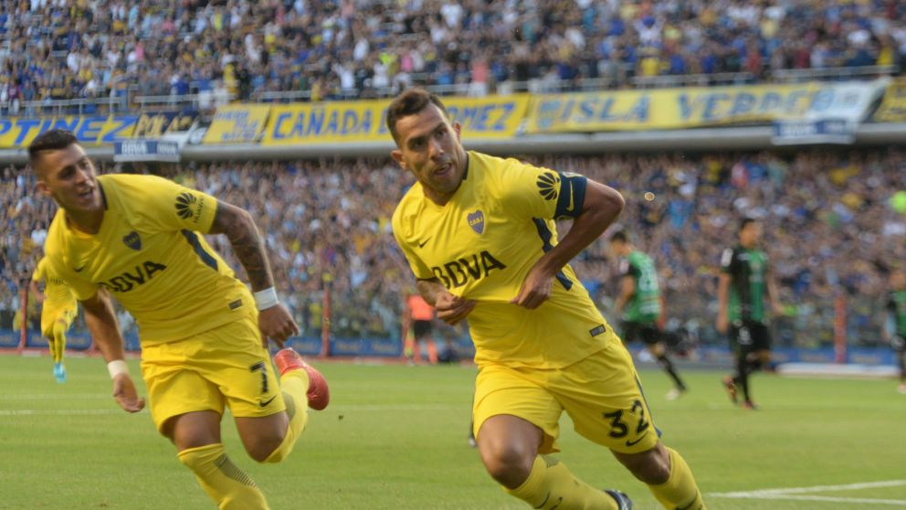 El Apache, a punto de besarse la casaca, tras el primer gol de Boca (Nahuel Ventura - Crónica).