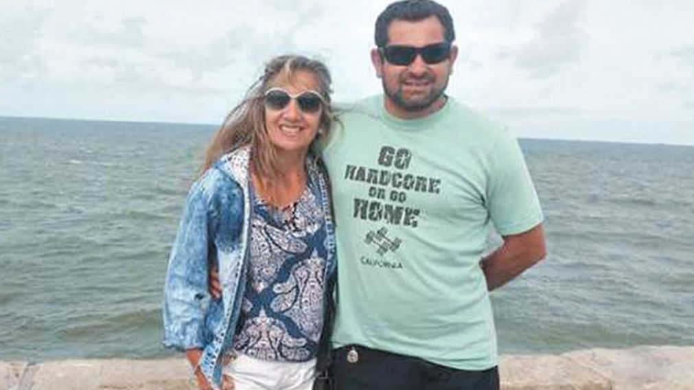 Hern�n Rodr�guez junto a Marcela Moyano, mam� de Virginia, autora de la carta.