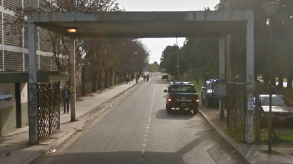 Este es uno de los accesos al hospital Diego Paroissien donde el paciente perdió la vida.