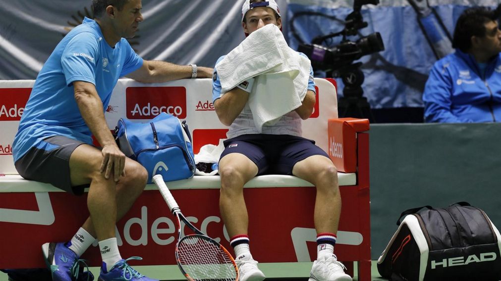Orsanic consuela a Schwartzman, luego de descender el año pasado en Kazajistán. Los dos estarán ante Chile (Télam).