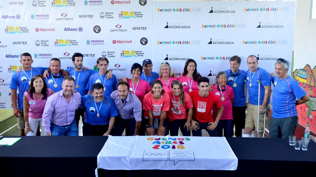 Deportistas y organizadores de la travesía, juntos, ante un gran desafío.