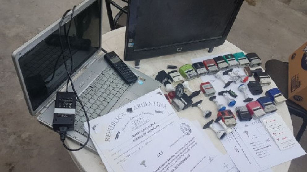 Algunos de los objetos que fueron incautados por los investigadores en el allanamiento.