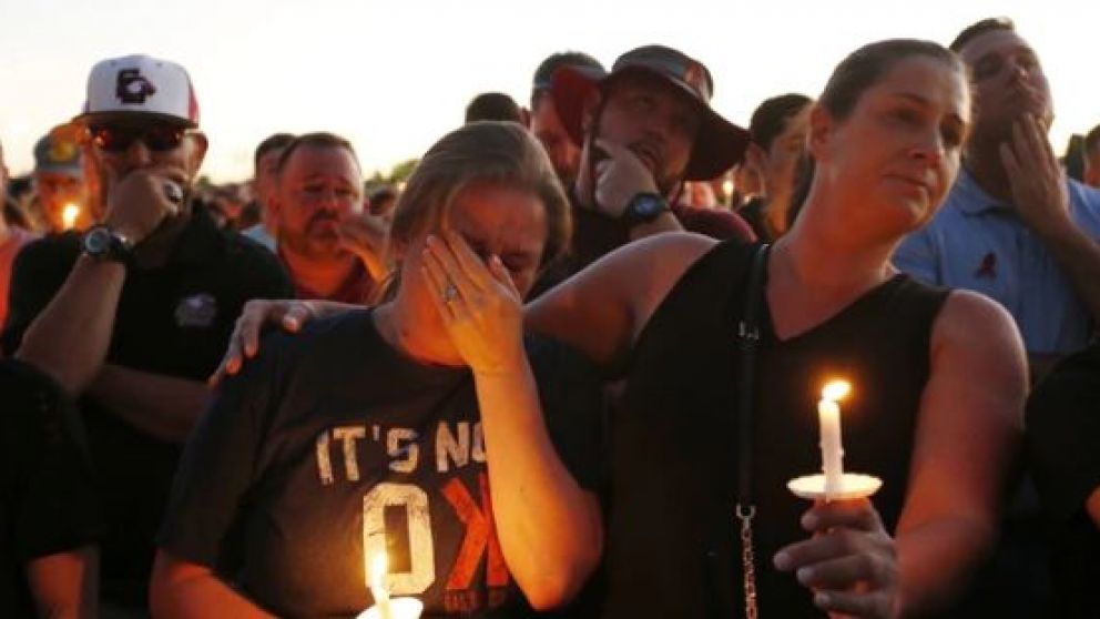 Padre y alumnos marcharon para recordar a los menores caídos en la masacre. (AFP)