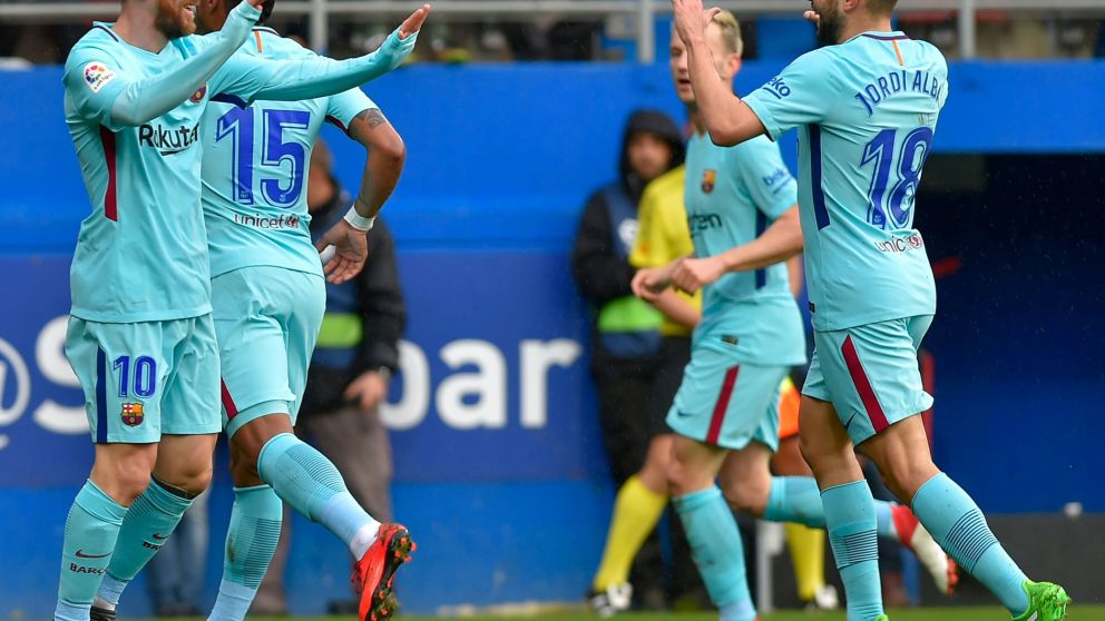 Messi celebra con Jordi Alba, la concreción del segundo gol (AFP).